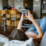Social troppo presto abbassano i voti: lo studio su 5.227 studenti italiani